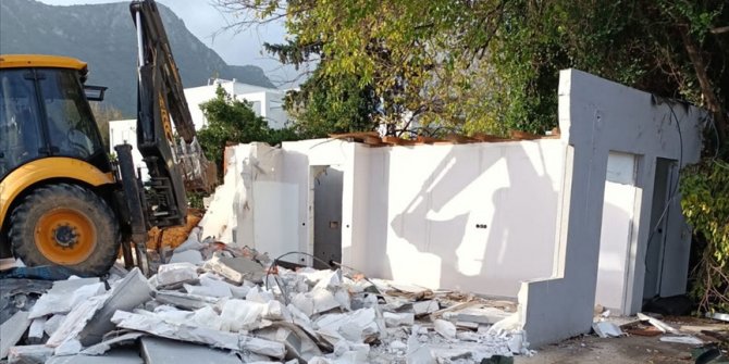 Bodrum'da kaçak yapıların yıkımı sürüyor