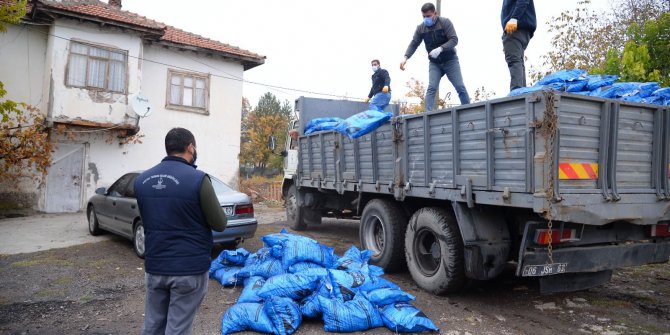 Kahramankazan Belediyesi ihtiyaç sahiplerine kömür yardımlarını sürdürüyor