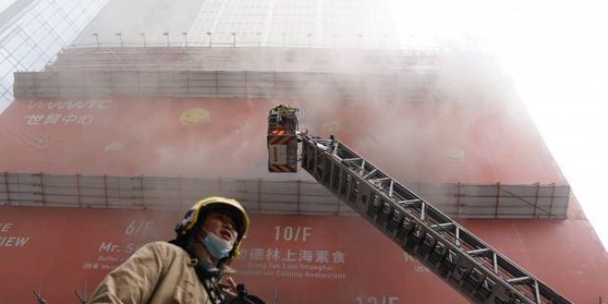 Hong Kong'ta gökdelende yangın! Onlarca mahsur