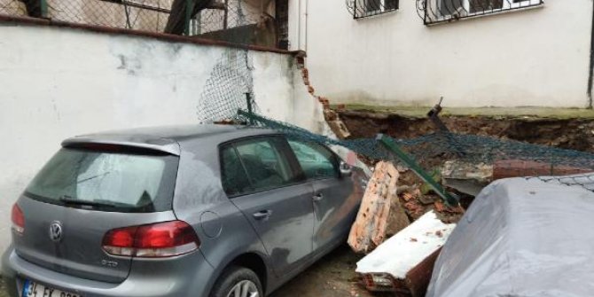 Üsküdar'da istinat duvarı çöktü, 4 araç zarar gördü