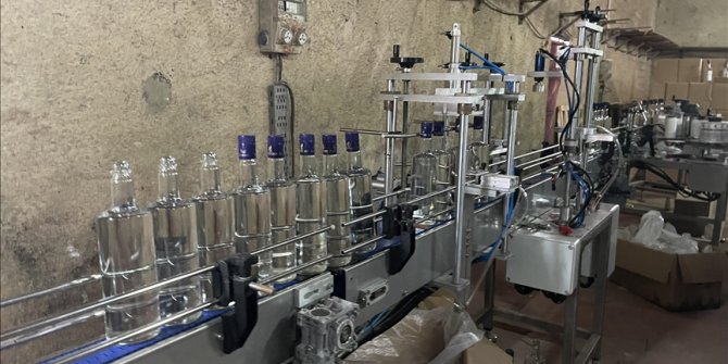 Kocaeli'de yaklaşık 3 ton sahte içki ele geçirildi