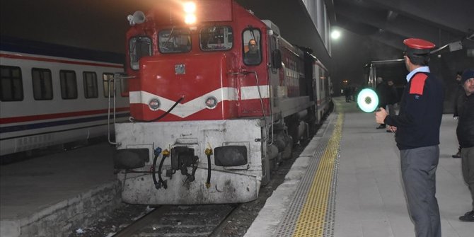 Seferlerine ara verilen 'Turistik Doğu Ekspresi' Kars'tan ilk seferine uğurlandı