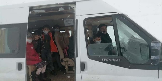 Malatya'da kar nedeniyle yolda mahsur kalan öğrenciler kurtarıldı
