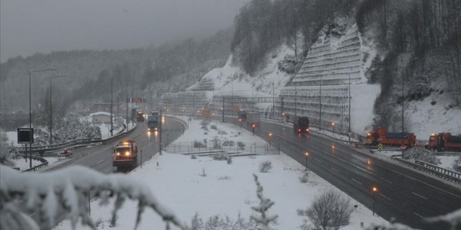 Bolu Dağı'nda kar yağışı etkili oluyor