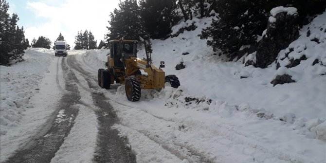Antalya'da belediye ekipleri yoğun kar mesaisi yapıyor