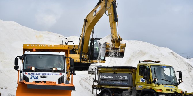 Büyükşehir ekipleri kar yağışına karşı teyakkuza geçti