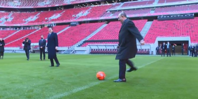 Bakan Çavuşoğlu, Puskas Arena’da mevkidaşlarıyla futbol oynadı