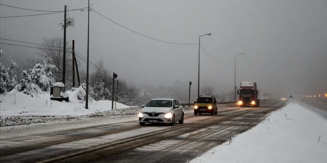 Bolu Dağı'nda kar ve sis etkili oluyor