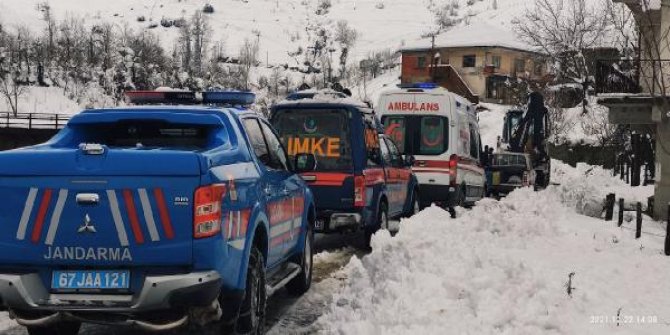 Karlı kaplı köyde mahsur kalan hastaya 5 saatte ulaşıldı