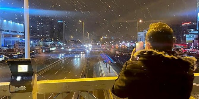 İstanbul'da bazı bölgelere kar yağdı