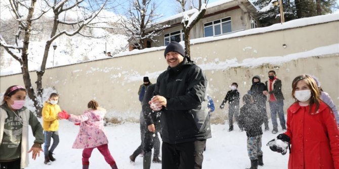 Sakarya Valisi Kaldırım, çocuklarla kar topu oynadı