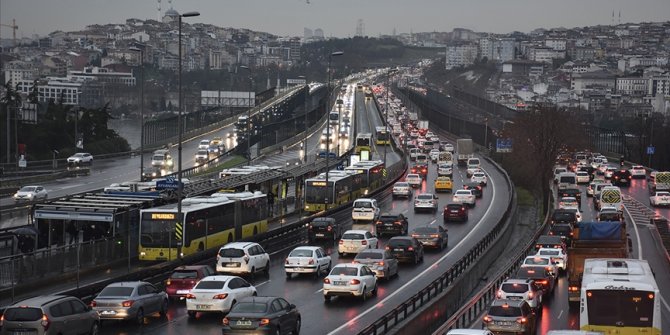 İstanbul'un bazı bölgelerinde trafik yoğunluğu yaşanıyor