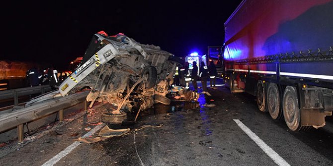 Kamyonet, TIR'a çarptı: Anne ve kızı öldü, 5 yaralı