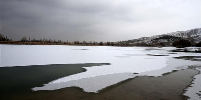 Sivas'ta soğuk hava göl yüzeyini dondurdu