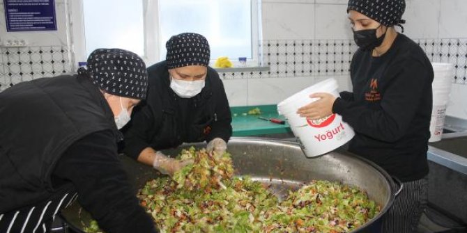 Gıda Bölümü öğrencileri ilçedeki bin 250 öğrenciye yemek hazırlıyor