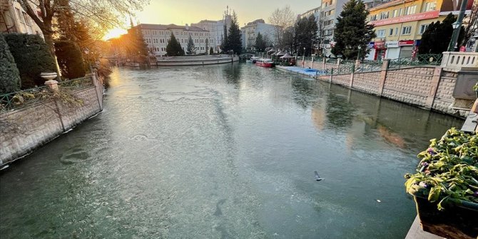 Eskişehir'den geçen Porsuk Çayı buz tuttu