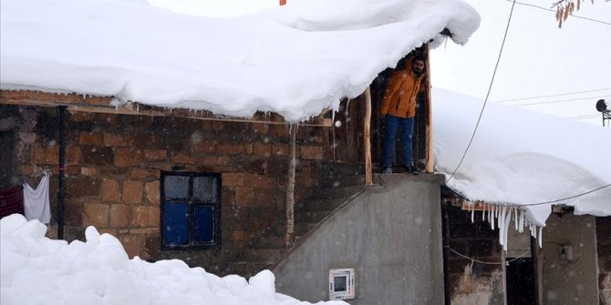 Muş'ta bazı köylerde evler kar altında kaldı