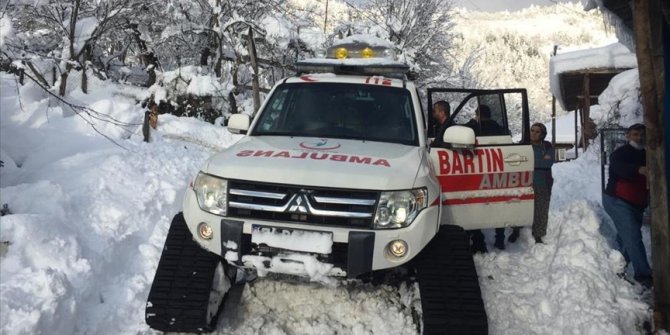 Bartın'da kar nedeniyle köyde mahsur kalan hastaya 3 saatte ulaşıldı