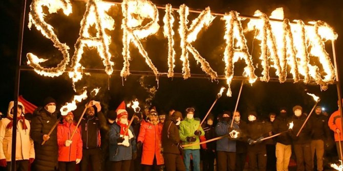 Cıbıltepe Kayak Merkezi'nde turizm sezonu meşaleli kayak gösterileriyle başladı