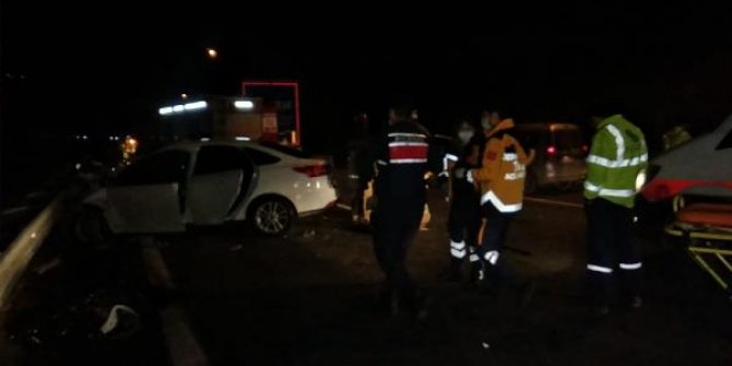 Düğünden dönen iki akrabanın kullandığı otomobiller otoyolda çarpıştı: 2 ölü, 3 yaralı