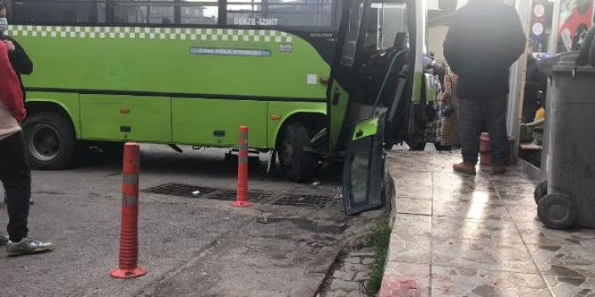 Halk otobüsü durakta bekleyenlere çarptı: 3 yaralı