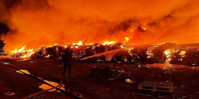 Düzce'de mobilya fabrikasında çıkan yangın söndürüldü