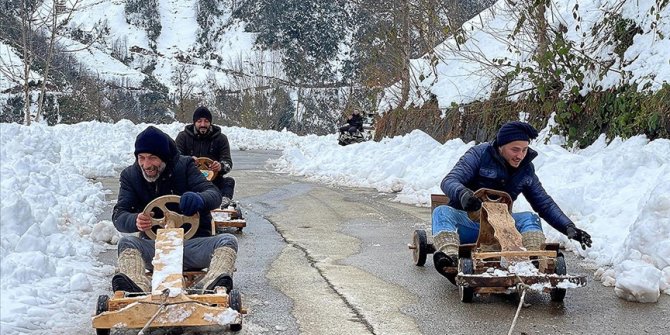 Soğuk ve kara aldırış etmeyen Rizeliler tahta arabalarıyla yarıştı