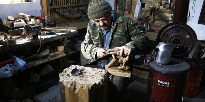 Kurumuş ağaçlar emekli öğretmenin elinde sanata dönüşüyor