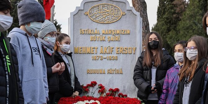 Milli şair Mehmet Akif Ersoy vefatının 85. yılında kabri başında anıldı