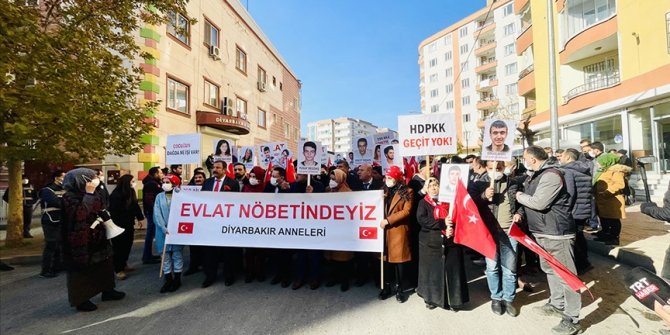 Diyarbakır anneleri 250'nci ailenin katılımıyla teröre tepki yürüyüşü düzenledi