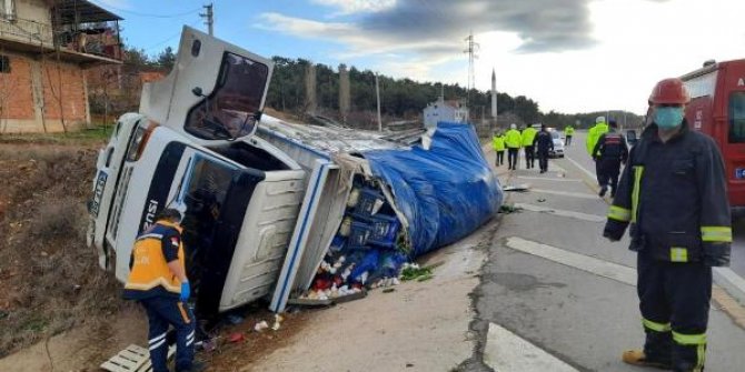 Gediz’de sebze yüklü kamyonet devrildi: 1 ölü, 1 yaralı