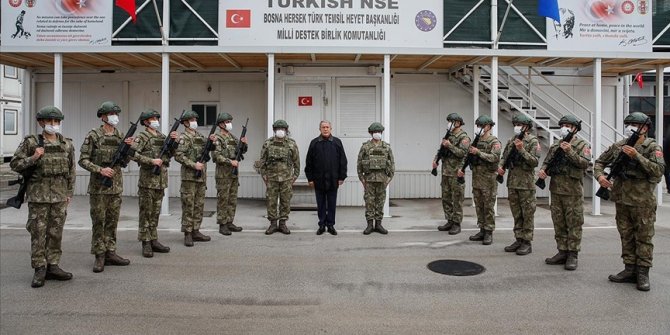 Akar Bosna Hersek'te görevli Mehmetçik ile bir araya geldi