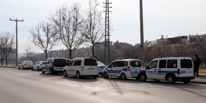 Trafik ışıklarında TIR'ın altında kalarak can verdi