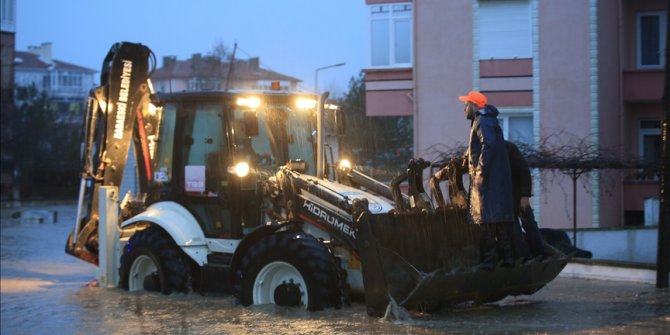 Trakya'da sağanak su baskınlarına neden oldu