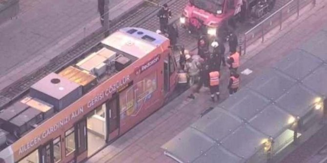 Fatih'te korku dolu anlar: Tramvay yoluna düşen yolcu sıkıştı