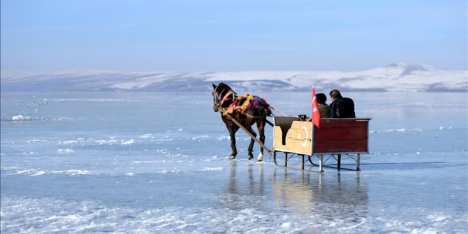 Buz kalınlığı 15 santimetreye ulaştı