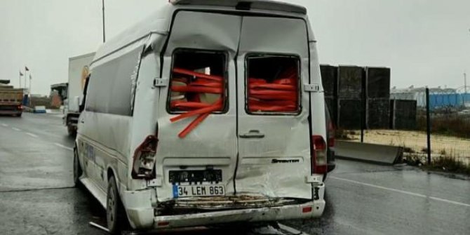 TIR, işçi servisine çarptı: 9 kişi yaralandı