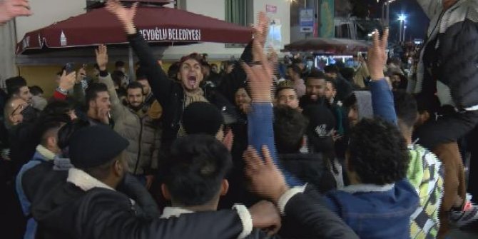 Filistinliler İstiklal Caddesi'nde 'Filistin' ve 'Gazze' sloganları atarak yürüdü