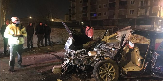 Kars'ta bahçe duvarına çarpan otomobildeki 4 kişi öldü, 1 çocuk ağır yaralandı