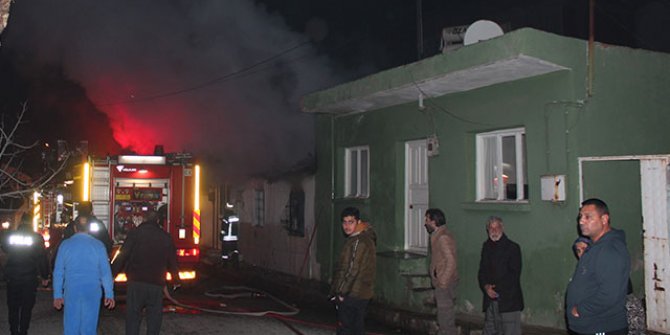 Alaşehir'de tek katlı evde yangın çıktı