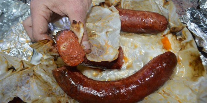 Gastronomi şehri Afyonkarahisar'ın damak çatlatan lezzeti 'külde sucuk'