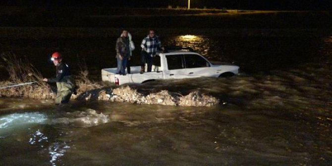 Manzara izlerken araçları Boğaçayı’na düşen 3 kişiyi, itfaiye botla kıyıya çıkardı