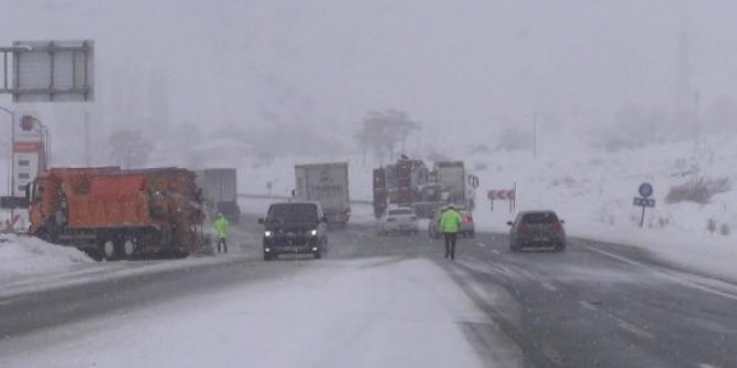 Erzincan'da kar ve tipi ulaşımı aksatıyor