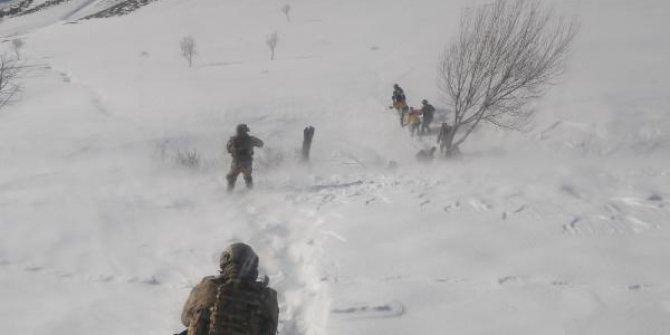 Kardan yolu kapanan 2 bin rakımlı köyde helikopterli hasta kurtarma operasyonu