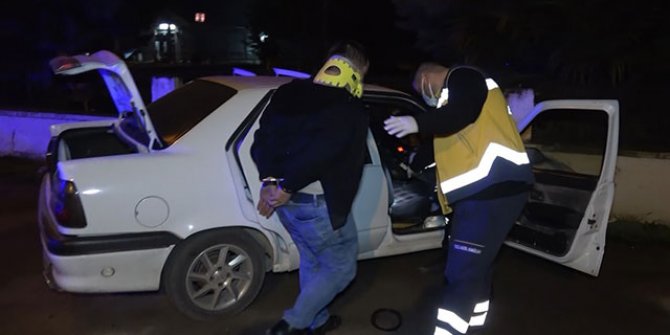 Polisten kaçarken kaza yapan otomobildeki 4 kişi yaralandı