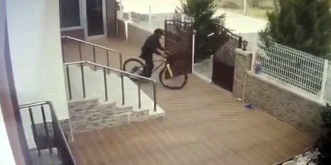 Villadan bisiklet hırsızlığı kamerada
