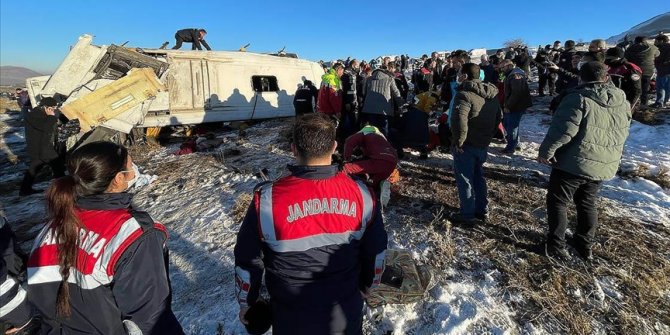 Kayseri'de öğrencileri taşıyan midibüs devrildi