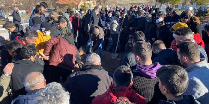 'Yan bakma' kavgasında öldürülen kick boks sporcusu son yolculuğuna uğurlandı