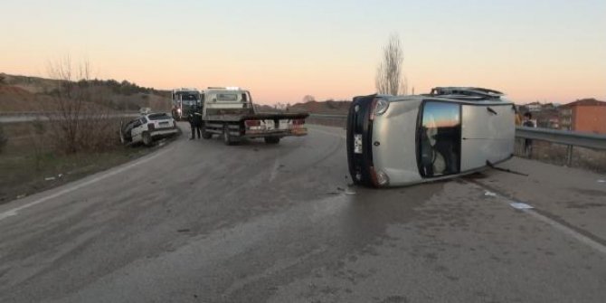 Kırıkkale'de otomobil ile hafif ticari araç çarpıştı: 6 yaralı