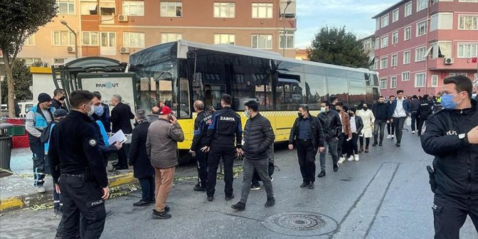 Eyüpsultan'da İETT otobüsü durağa çarptı